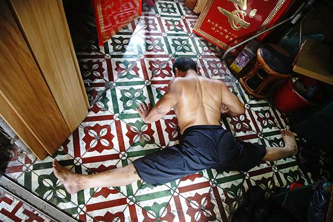 吳崑章當場示範起拉筋劈腿與重訓，看得出曾為武術教練、跆拳道高手的好身手。（圖/曾信耀攝）