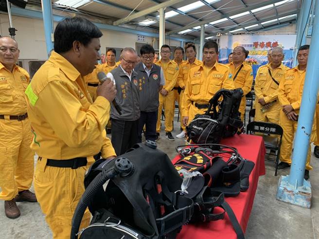 苗栗縣政府借重苗栗縣救難協會潛水專業，協助清除海底垃圾，15日授旗成立潛海戰將，一同加入海洋保育行列。（何冠嫻攝）