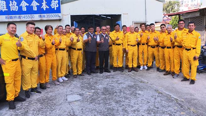 苗栗縣政府借重苗栗縣救難協會潛水專業，協助清除海底垃圾，15日授旗成立潛海戰將，一同加入海洋保育行列。（何冠嫻攝）