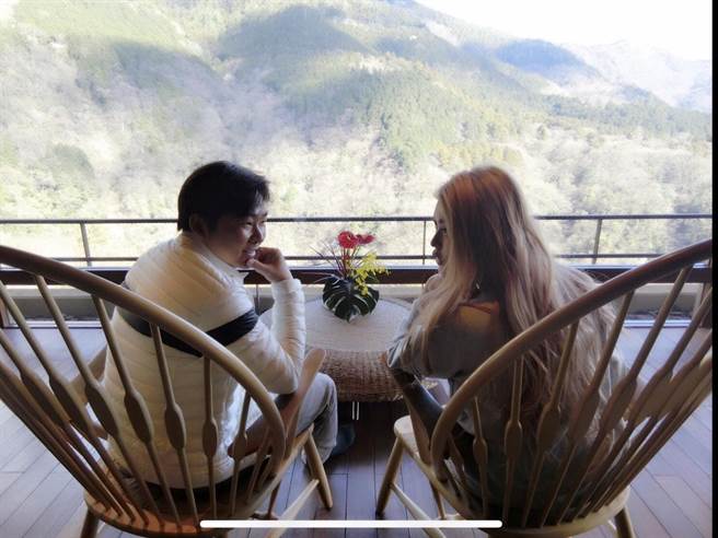 殷琦（右）与老公开心准备迎接新生命。（伊林娱乐提供）