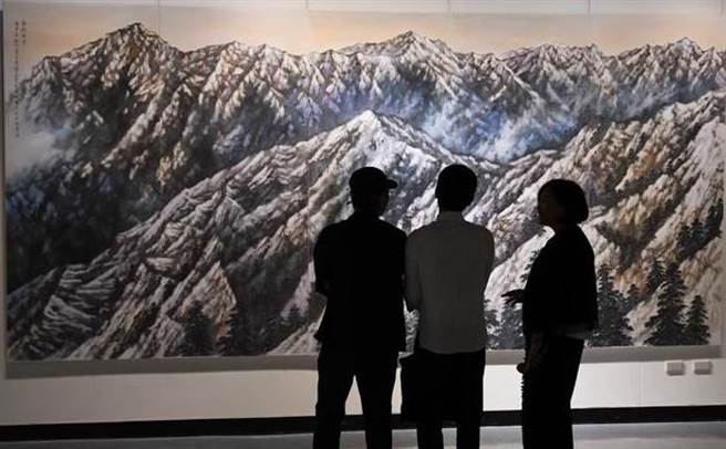 周锡珽的山水画将传统「白」变革为画满后再迭上云雾，创造流动感。（周锡珽提供）