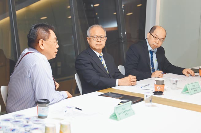 旺旺中时媒体集团14日与中华战略学会合作进行政治军事兵棋推演，国防大学战争学院教授洪荣一（左起）、健行科技大学教授顏建发、两岸政策协会秘书长张百达担任代表台湾立场的「蓝B」。（杜宜谙摄）