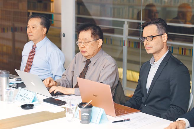 旺旺中时媒体集团14日与中华战略学会合作进行政治军事兵棋推演，前美空军军官胡振东（左起）、政治大学政治系教授严震生、国际情势专家方恩格担任代表美国立场的「蓝A」。（杜宜谙摄）