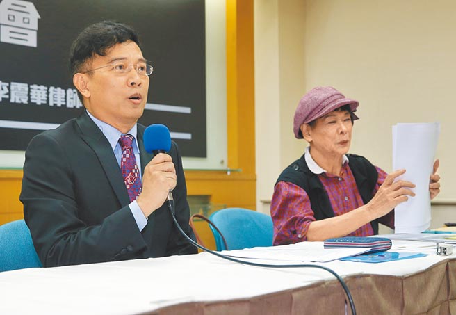 媒体人彭文正（左）。（陈君玮摄）