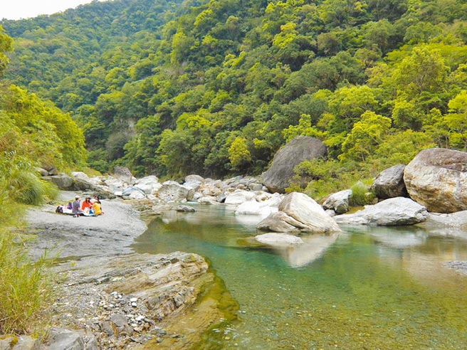 以溪谷美景佐餐，享天地之悠悠，何等脱俗。（高静芬提供）