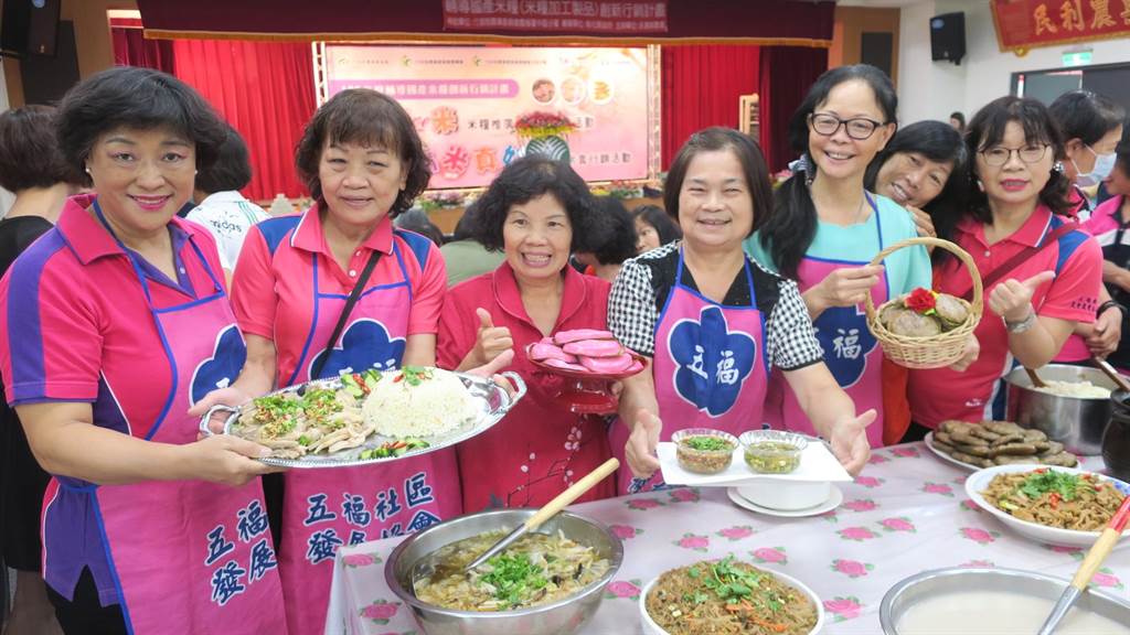 永靖鄉五福社區家政媽媽們製作整桌美味米食料理。（謝瓊雲攝）