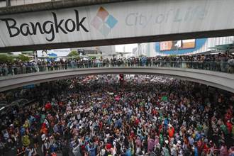  泰國總理表明不會辭職 反政府示威群眾再聚集 