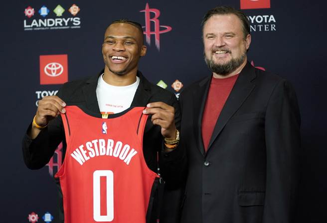 莫瑞(右)终于选择低调辞去火箭总管位置了！(美联社)