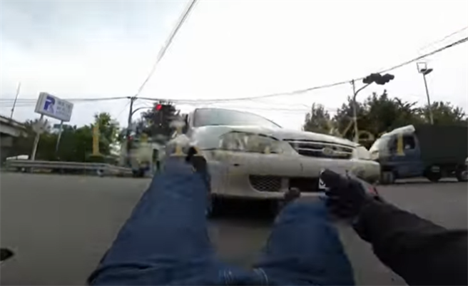 影片截图可见燕姓重机骑士遭撞后喷飞在地上。（Youtube: IG:Kazaf yen／苏育宣翻摄）