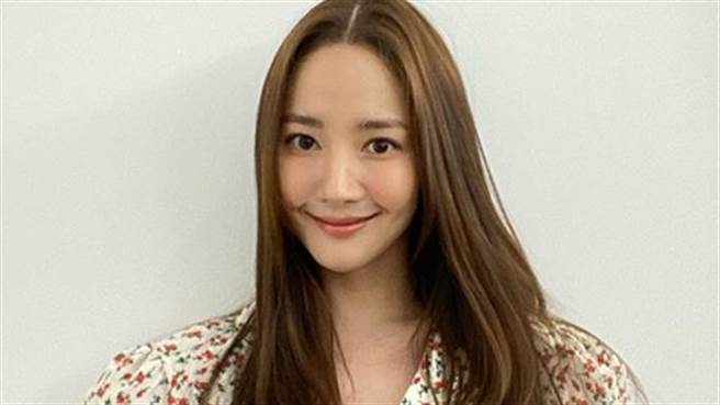 朴敏英惹火私照流出 中空装秀「纤腰膨奶」引暴动（图／IG@ rachel_mypark）