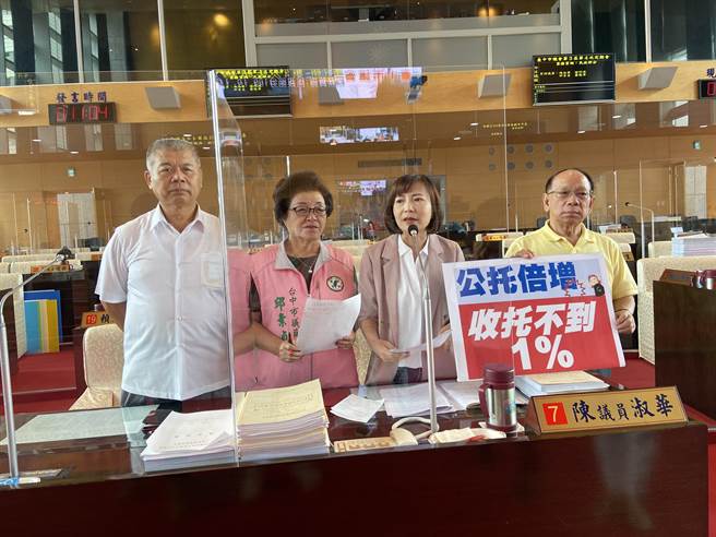 台中市议员陈淑华、邱素贞、谢明源、萧隆泽16日在联合质询质疑，市府在公托设置速度过慢，无法满足年轻父母的需求，不足以让年轻家庭的孩子送托。（卢金足摄）