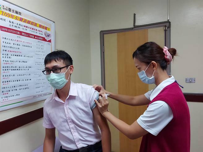民眾施打流感疫苗示意圖。（衛福部台北醫院提供／李俊淇新北傳真）