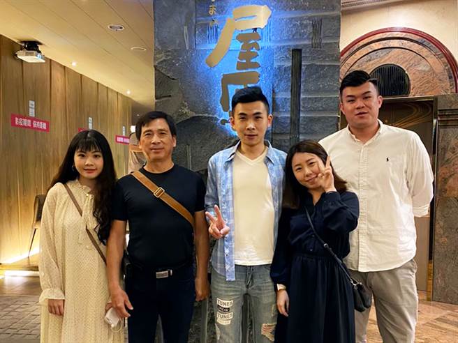 邱晨逸(图右三)硕士毕业后加入永庆房屋，不仅兼顾工作与家庭，也获得满满成就感。(图/业者提供)