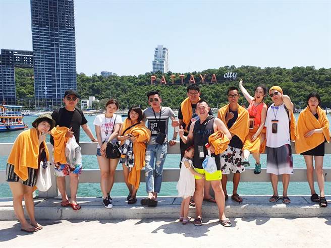 邱晨逸(图左五)在努力工作之余，也会带着家人，跟同事出国旅游享受人生。(图/业者提供)