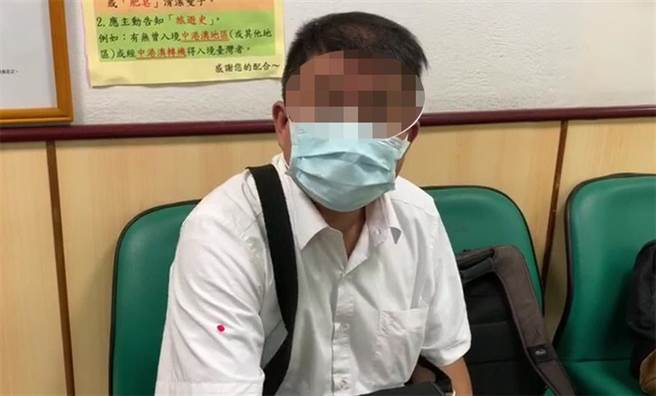 桃園市平鎮區46歲陳姓男子在國慶日凌晨，因為口角糾紛，拿刀刺死45歲胡姓男子，卻無保請回，16日法院再開聲押庭，陳提早到場。（賴佑維攝）
