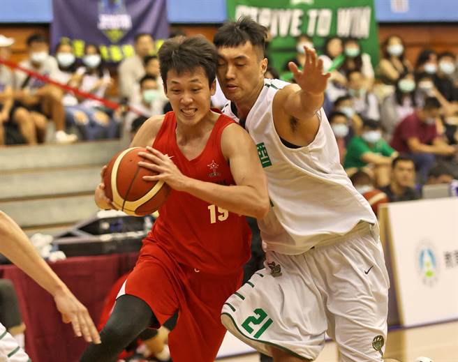 没想到台银前锋陈侑昫(左)才打1场Molton杯超级挑战赛，就因左手骨裂突然到台大开刀了。(中华篮协提供)