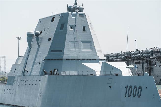 朱瓦特级隐形驱逐舰首舰「朱瓦特」号（USS Zumwalt，DDG 1000）隶属美国太平洋舰队，图为它2019年8月26日
停泊在圣地牙哥的画面。（达志影像/Shutterstock）
