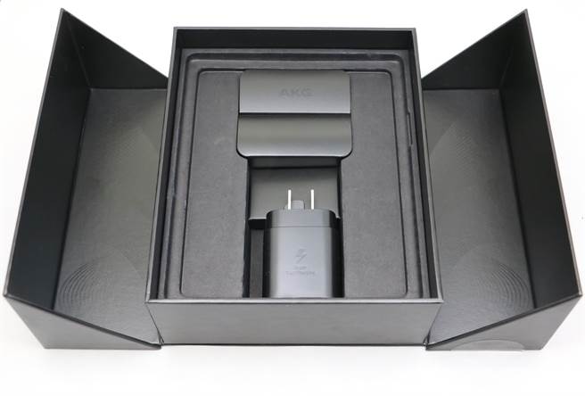 三星Galaxy Z Fold2包装盒延续了Galaxy Z系列的风格。(黄慧雯摄)