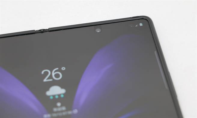 三星Galaxy Z Fold2内萤幕採用O极限萤幕设计。(黄慧雯摄)
