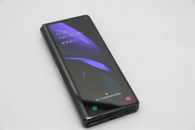 三星Galaxy Z Fold2外萤幕放大至6.2吋，折迭状态可如一般手机使用。(黄慧雯摄)