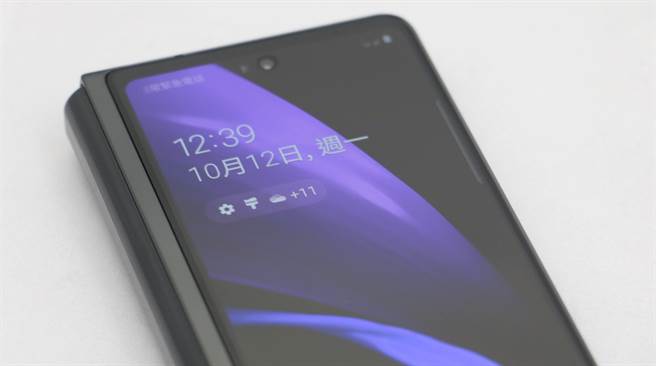 三星Galaxy Z Fold2外萤幕採用O极限萤幕设计。(黄慧雯摄)
