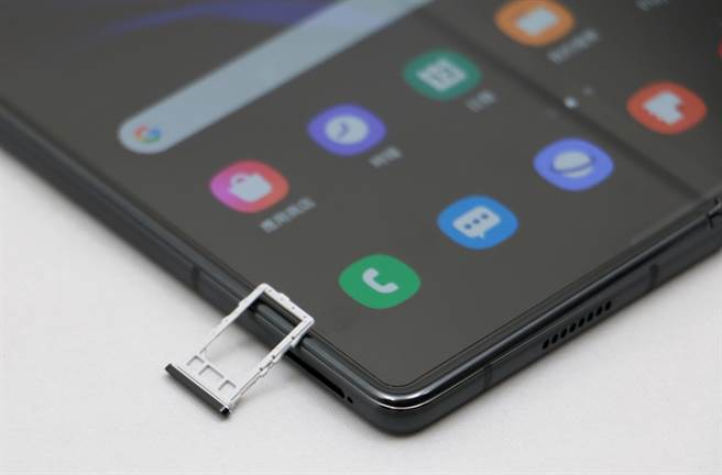 三星Galaxy Z Fold2支援单卡。(黄慧雯摄) 