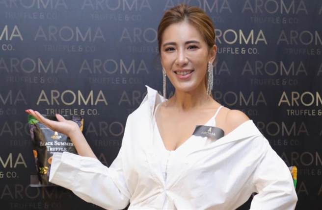 小祯裸身泄美背 嘆13年前不怕今再发生吓到哭出来（图／FB@胡小祯）
