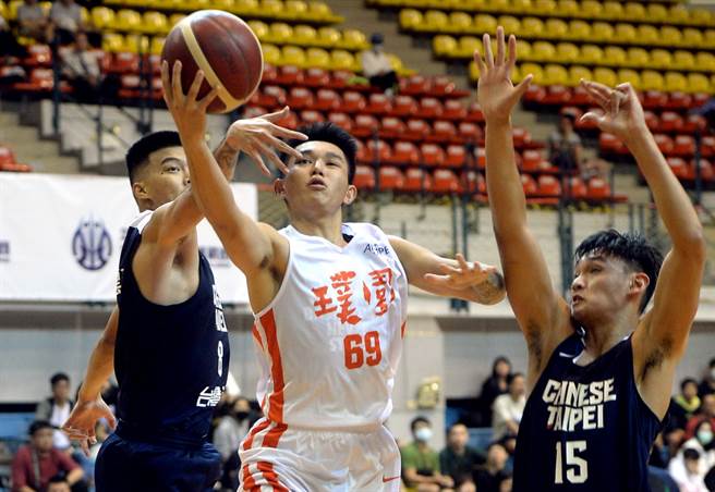 璞園前鋒盧峻翔切入到對方禁區上籃取分。(中華籃協提供)