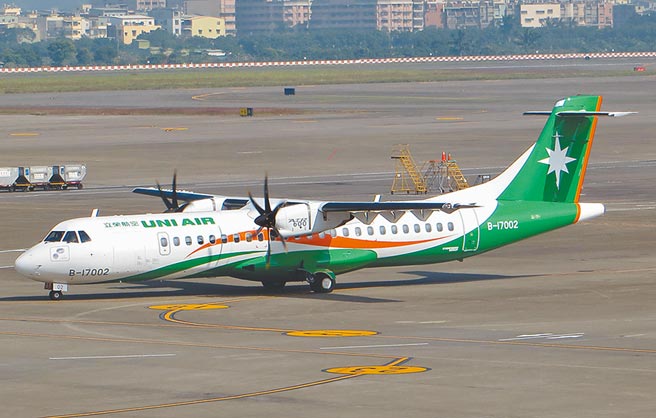 立荣航空B7-9051军包机昨飞往东沙岛途中，进入香港飞航情报区前，被告知2万6000呎以下有「危险活动」，20年来首度被禁入，原机被迫折返。图为立荣同款螺旋桨飞机。（立荣提供）