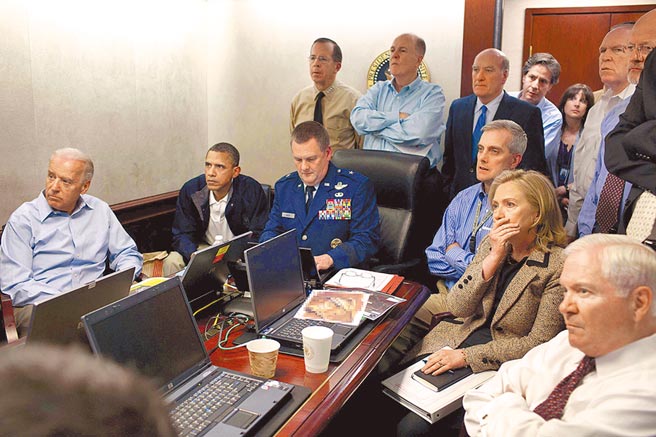2011年5月2日，ABC特別播出了賓拉登藏匿在房間被海豹突擊隊殺死的部分畫面。時為美國副總統拜登（左一）和總統歐巴馬（左二）在戰情室觀看海豹突擊隊狙殺賓拉登的畫面。（美聯社）