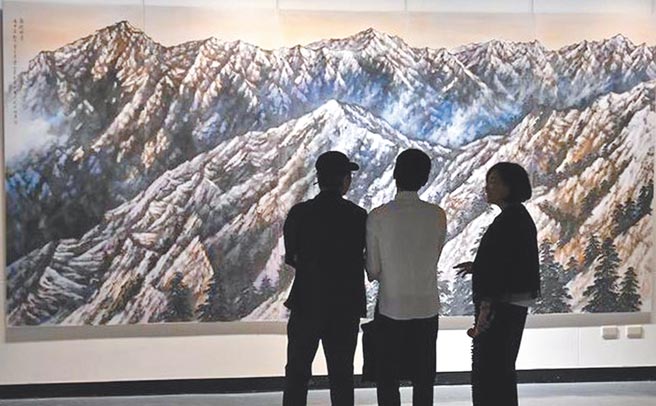 周锡珽的山水画将传统「留白」改为画满后再迭上云雾，创造流动感。（周锡珽提供）