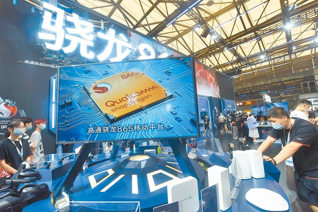 7月31日，中国国际数码互动娱乐展览会在上海开幕，参观者在了解高通推出的5G晶片。（新华社）