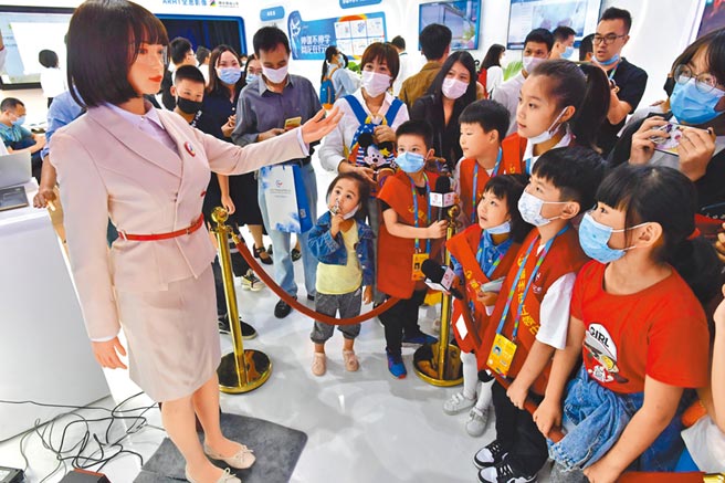 10月12日，第三届数字中国建设峰会在福州开幕，AI教育机器人吸引小朋友参观。（中新社）