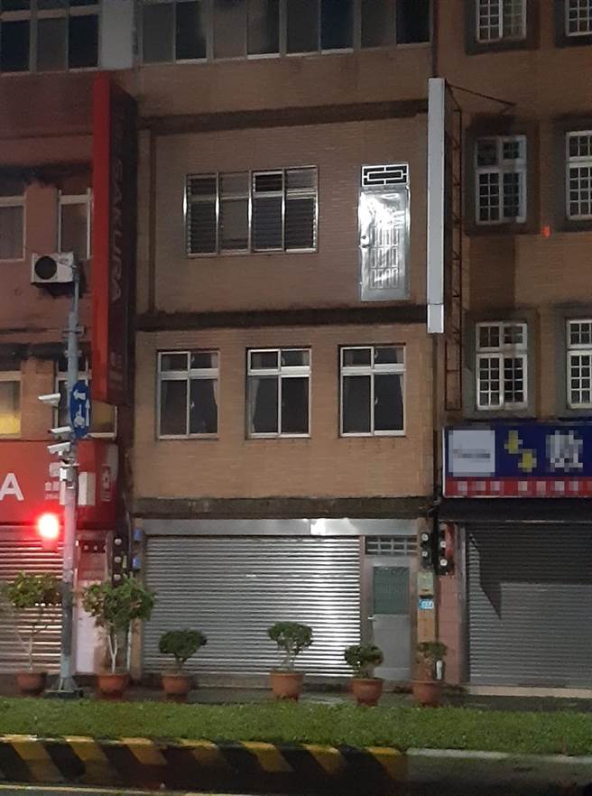 內行人解答背後真相，直言「沒意外那邊道路有擴建，房子被往後了」。（圖／翻攝自臉書《爆廢公社二館》）