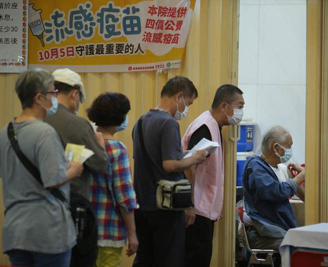 图为北市振兴医院涌入长者施打疫苗。(资料照,陈怡诚摄)