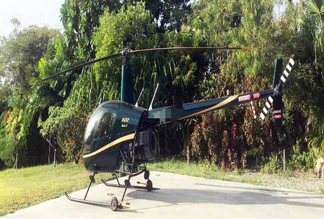 台東地檢署指揮偵辦航空器違法飛行，扣得Robinson R22 BetaⅡ型輕型2人座直升機。（台東地檢署提供）