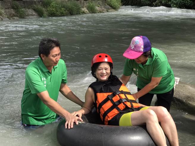 高市观光局主秘陈依芳体验漂漂河。（高市观光局提供／柯宗纬高雄传真）