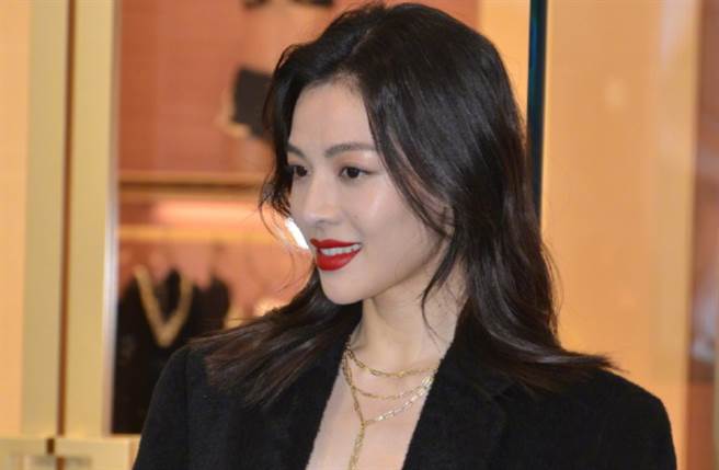 大陆女星锺楚曦蕾丝裙外搭Oversize西装 大露逆天长腿（图／摘自微博@Augustine_M）