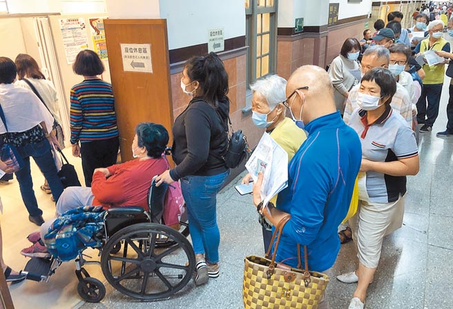 台大医院诊间外排队等候接种疫苗的民眾。（姚志平摄）