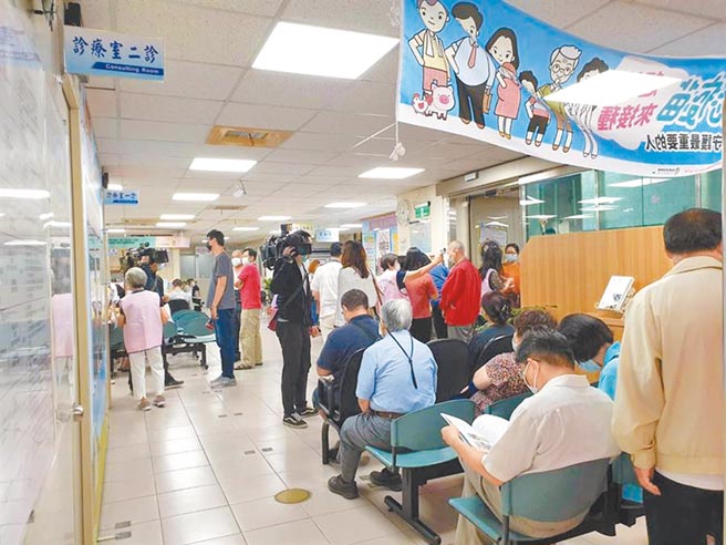 今年因疫情关系，流感疫苗供不应求，民眾抢着打。（本报资料照片）