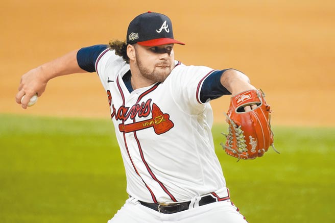 菜鸟右投威尔森在国联冠军赛G4先发6局，竟只被道奇击出1安，助勇士取得3胜1败的听牌优势。 （美联社）