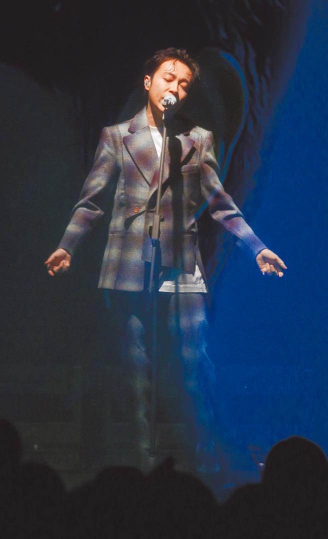 吴青峰昨在台北华山Legacy开唱，吸引很多歌迷到场。（吴松翰摄）