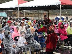 紙風車在基隆 上百位觀眾冒雨看《武松打虎》