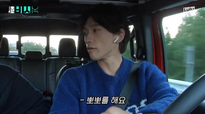 Rain称每天早晚都会亲亲。(图／翻摄自YouTube)