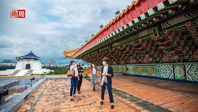 第一次登上戏剧院屋顶露台，近距离细看安置于屋檐上的走兽与斗栱雕花。传说走兽能避火、避邪，象徵吉祥如意。(摄影者．郭涵羚)