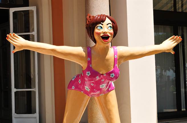 1名刘姓网友日前经过台南某处的水沟旁，惊见1具衣衫不整的女尸。(翻自爆料公社网友)