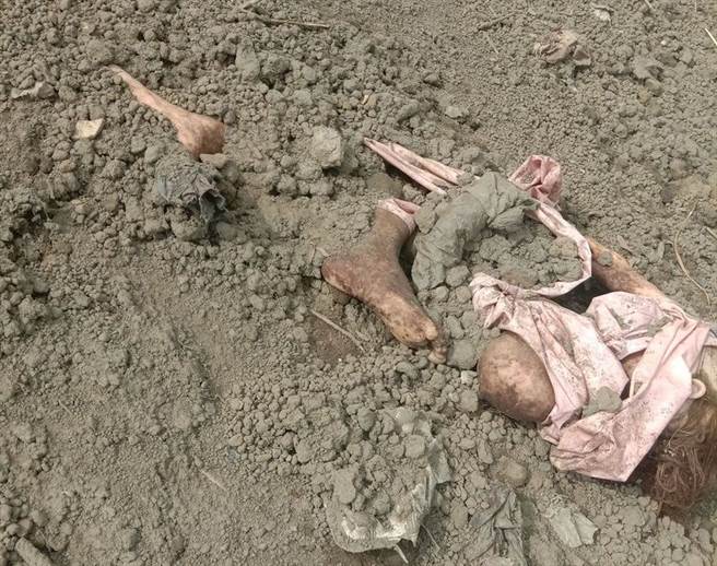 刘姓网友看到女尸惊恐不已，上前查证确认后，才得知原来只是某个渣男射后随意乱丢弃而已。(翻自爆料公社网友)