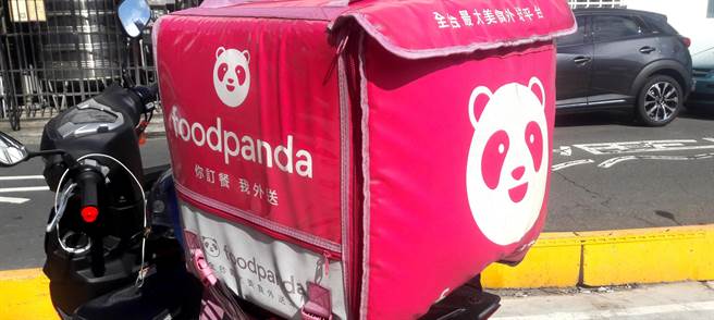 有網友在網路公開一名外送員暴力踹門影片，表示已報警準備提告。不過網友分析，內情恐不單純，想知道外送員踹門前發生什麼事。（示意圖，達志影像/shutterstock）