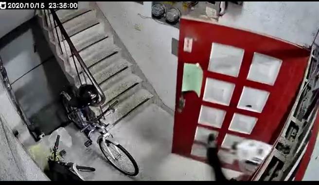 網友公布外送員暴力踹開大門影像。（圖：截自爆料公社）