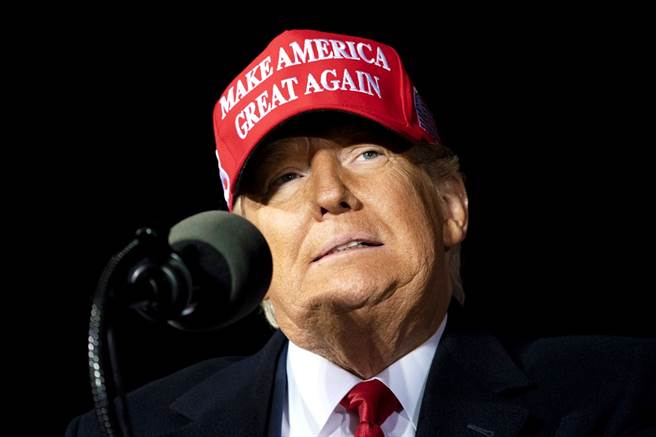 《纽约时报》日前踢爆川普负债约4亿美元，不过富比世（Forbes）16日揭露，川普至少负债10亿美元（约新台币287亿元），其中最大一笔债务是位在曼哈顿第六大道上的1290号大厦，光是这笔债务就高达2.85亿美元（约新台币82亿元）。（资料照／美联社）